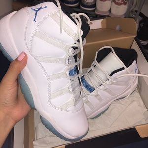 Air Jordan 11 Columbia’s 6Y (Women’s 7.5)